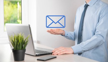 İş adamı elinde e-posta simgesi ile bizimle iletişim kurar ve kişisel bilgilerinizi spam postalarından korur. Müşteri hizmetleri çağrı merkezi bizimle iletişim kurar.