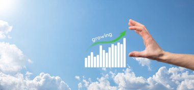 Holografik grafikler ve borsa istatistikleri tutan işadamı kâr elde ediyor. Büyüme planlama ve iş stratejisi kavramı. İyi ekonomi formunun dijital ekran görüntüsü.