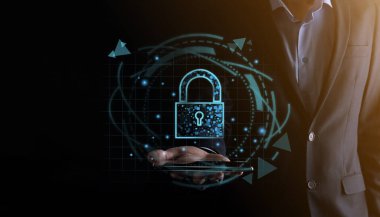 Siber güvenlik ağı. Asma kilit simgesi ve internet teknolojisi ağı. Kişisel bilgileri ve sanal arayüzü koruyan bir iş adamı. Veri koruma gizlilik kavramı. GDPR. AB. Dijital suç.