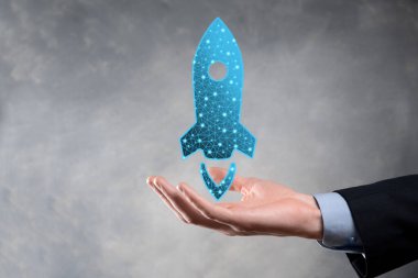 Girişim konsepti, elinde simge olan İşadamı roketi fırlatıyor ve ekrandan koyu arkaplanda ağ bağlantısı ile yükseliyor. Düşük poligon.Kâr, artış, gelişme.