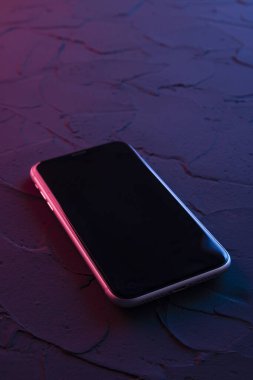 Koyu kırmızı neon renkte cep telefonu. Model yap. Bakış açısı. Cihazın yerleşimi. Arayüz tasarımının sunumu