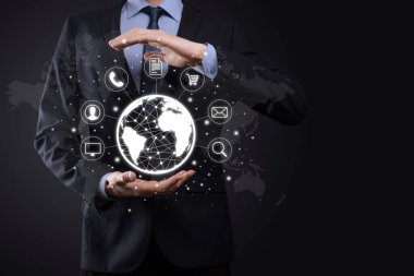 İş adamı gizler, kullanır ve topluluk teknolojisinin dijital bilgi simgesini basar. Yüksek teknoloji ve büyük veri kavramı. Küresel bağlantı. Şeylerin interneti. ICT Bilgi İletişim Ağı