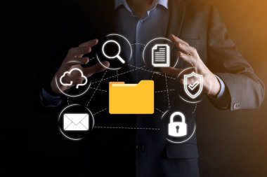 Belge Yönetim Sistemi DMS. İş adamı dizin ve belge simgesini saklar. Şirket dosyaları ve bilgilerini arşivlemek, aramak ve yönetmek için yazılımdır. İnternet Teknoloji Konsepti. Dijital Güvenlik.