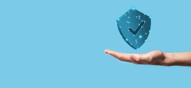 İşadamı poligon kalkanını kene ikonu ile düşük tutuyor.Güvenli Erişim Sistemi Konsepti. Yatırım için İş Mali Garanti. Antivirüs konsepti. Teknoloji güvenliği. Koruma ağı, güvenli veri.