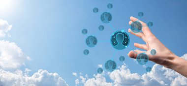 İşadamı, elinde kullanıcı adam, elinde kadın poligon tarzında bir simge tutuyor. İnternet simgeleri arayüzü önplanı. genel ağ medya kavramı