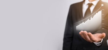 Grafik büyümesi ve işletmelerinde grafik pozitif göstergelerin artması işadamı. Yatırım konsepti. Satış verileri ve ekonomik, strateji ve planlama, Dijital pazarlama ve borsa analizi..