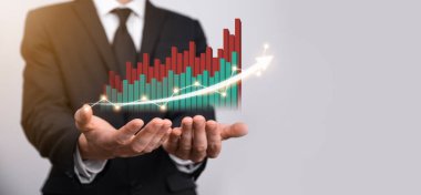 Grafik büyümesi ve işletmelerinde grafik pozitif göstergelerin artması işadamı. Yatırım konsepti. Satış verileri ve ekonomik, strateji ve planlama, Dijital pazarlama ve borsa analizi..