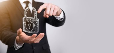 Siber güvenlik ağı. Asma kilit simgesi ve internet teknolojisi ağı. Tablet ve sanal arayüzde veri kişisel bilgilerini koruyan bir iş adamı. Veri koruma gizlilik kavramı. GDPR. AB.