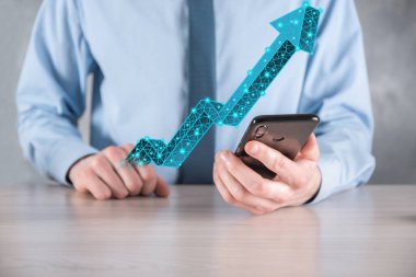 İş adamı grafiği, pozitif büyüme ikonu. Yaratıcı iş haritasına yükselen oklarla işaret ediyor. Finansal, ticari büyüme kavramı. Düşük çokgen..