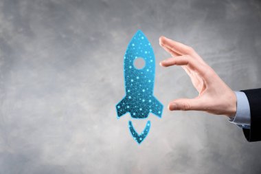 Girişim konsepti, elinde simge olan İşadamı roketi fırlatıyor ve ekrandan koyu arkaplanda ağ bağlantısı ile yükseliyor. Düşük poligon.Kâr, artış, gelişme.