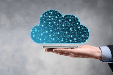 İş adamı bulut simgesini tutar. Bulut hesaplama konsepti - akıllı telefonu buluta bağlar. Akıllı telefon ile ağ bilgi teknolojisi uzmanı. Büyük veri kavramı. Düşük poligonal, çokgen.