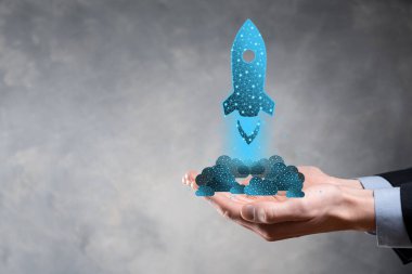 Girişim konsepti, elinde simge olan İşadamı roketi fırlatıyor ve ekrandan koyu arkaplanda ağ bağlantısı ile yükseliyor. Düşük poligon.Kâr, artış, gelişme.