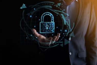 Siber güvenlik ağı. Asma kilit simgesi ve internet teknolojisi ağı. Kişisel bilgileri ve sanal arayüzü koruyan bir iş adamı. Veri koruma gizlilik kavramı. GDPR. AB. Dijital suç.