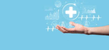 İş adamının elinde sanal ve tıbbi ağ bağlantısı simgeleri var. Covid-19 salgını insanları bilinçlendirir ve sağlık hizmetlerine dikkat çeker. Doktor, belge, ilaç, ambulans, hasta ikonu