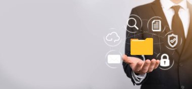 Belge Yönetim Sistemi DMS. İş adamı dizin ve belge simgesini saklar. Şirket dosyaları ve bilgilerini arşivlemek, aramak ve yönetmek için yazılımdır. İnternet Teknoloji Konsepti. Dijital Güvenlik.