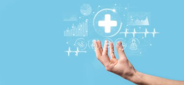 İş adamının elinde sanal ve tıbbi ağ bağlantısı simgeleri var. Covid-19 salgını insanları bilinçlendirir ve sağlık hizmetlerine dikkat çeker. Doktor, belge, ilaç, ambulans, hasta ikonu