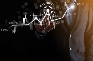Eldeki iş adamı bankacılık işletme finans grafiği ve borsa yatırım noktası, ekonomik büyüme ve yatırımcı konseptine yatırım yapıyor. Analiz sanal borsa grafiği, teknoloji kullanarak analiz edilir.