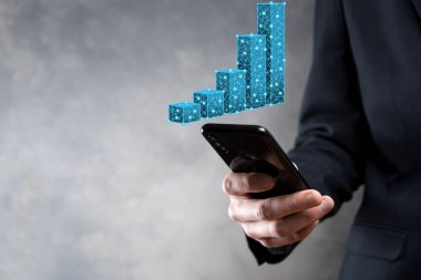 3D grafikler tutan bir işadamı düşük çokgen ve borsa istatistikleri kâr elde ediyor. Büyüme planı, iş stratejisi, ekonomik büyüme kavramı. İş stratejisi. Dijital pazarlama