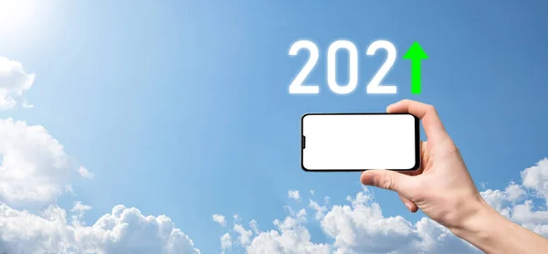 2021年をポジティブなアイコンで空を背景に掲げ 2021年の事業成長を計画 ビジネスマンの計画と彼のビジネスにおける積極的な指標の増加 ビジネスコンセプトの成長 — ストック写真