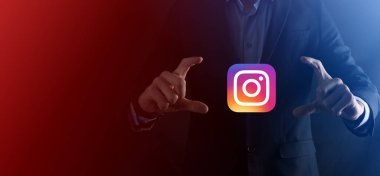 Onok, Ukrayna - 14 Temmuz 2021: İşadamı elinde, tıklama, INSTAGRAM simgesi tutuyor. Sosyal ağ. Küresel ağ ve veri müşteri bağlantısı. Uluslararası ağ