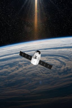 Kargo uzay aracı ve Dünya gezegeni. Karanlık arka plan. Bilim kurgu duvar kağıdı. Dünya 'nın yörüngesindeki uzay istasyonu. Uzay gemisi. Uzay sanat duvar kağıdı. Güneş Gözlemevi. Bu görüntünün elementleri NASA tarafından döşenmiştir.