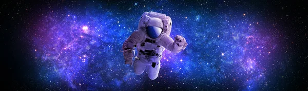 Astronauta Volando Espacio Exterior Abierto Que Está Detrás Fondo Espacial — Foto de Stock