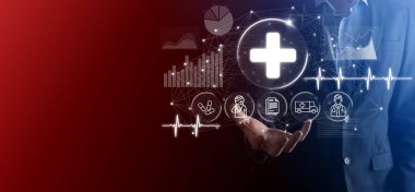 İş adamının elinde sanal ve tıbbi ağ bağlantısı simgeleri var. Covid-19 salgını insanları bilinçlendirir ve sağlık hizmetlerine dikkat çeker. Doktor, belge, ilaç, ambulans, hasta ikonu