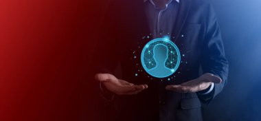 İşadamı, elinde kullanıcı adam, elinde kadın poligon tarzında bir simge tutuyor. İnternet simgeleri arayüzü önplanı. genel ağ medya kavramı