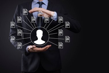 Belge Yönetim Sistemi DMS. İş adamı kullanıcı ve belge simgesini elinde tutar. Şirket dosyaları ve bilgilerini arşivlemek, aramak ve yönetmek için yazılımdır. İnternet Teknoloji Konsepti. Dijital Güvenlik