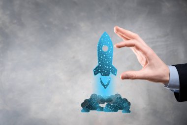 Girişim konsepti, elinde simge olan İşadamı roketi fırlatıyor ve ekrandan koyu arkaplanda ağ bağlantısı ile yükseliyor. Düşük poligon.Kâr, artış, gelişme.