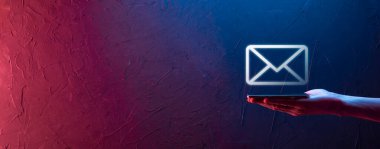 İş adamı elinde e-posta simgesi ile bizimle iletişim kurar ve kişisel bilgilerinizi spam postalarından korur. Müşteri hizmetleri çağrı merkezi bizimle iletişim kurar.