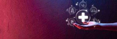 İş adamının elinde sanal ve tıbbi ağ bağlantısı simgeleri var. Covid-19 salgını insanları bilinçlendirir ve sağlık hizmetlerine dikkat çeker. Doktor, belge, ilaç, ambulans, hasta ikonu