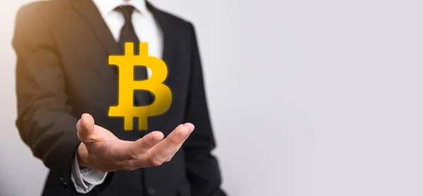 Mężczyzna Trzyma Ikonę Bitcoina Niebieskim Tle Kryptowaluta Bitcoin Cyfrowa Moneta — Zdjęcie stockowe