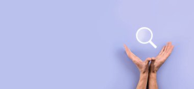 Erkek el büyüteç tutuyor, mavi arkaplanda arama simgesi var. Konsept arama motoru optimizasyonu, müşteri desteği. İnternet Veri Bilgilerine göz atılıyor. Ağ Konsepti