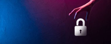 Siber güvenlik ağı. Asma kilit simgesi ve internet teknolojisi ağı. Tablet ve sanal arayüzde veri kişisel bilgilerini koruyan bir iş adamı. Veri koruma gizlilik kavramı. GDPR. AB