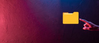 İş adamı dizin simgesini tutuyor. Belge Yönetim Sistemi veya modern bilgisayarlı bilişim danışmanı tarafından kurulmuş DMS yönetici bilgileri ve kurumsal dosyaları arıyor. İş süreci..