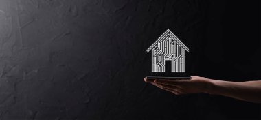 Ev idaresi ikonu. Mart evi kontrollü, akıllı ev ve ev otomasyon uygulaması konsepti. PCB tasarımı ve akıllı telefonu olan kişi. Yenilik teknolojisi internet ağı kavramı