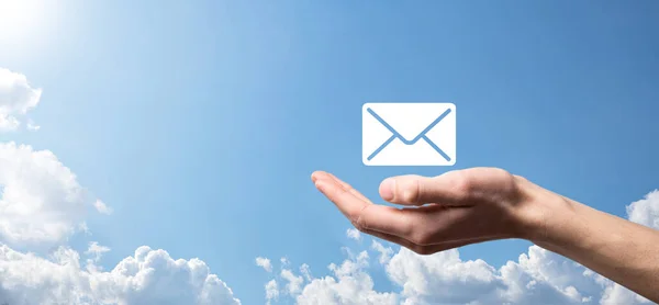Business Man Possesso Icona Mail Contattaci Mail Newsletter Proteggere Tuoi — Foto Stock