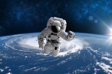 Dünya 'nın dış uzayındaki astronot. Yıldızlar arka planı sağlar. Dünya' nın üzerinde bir uzay oluşturur. Bu görüntünün ISS elementleri NASA tarafından desteklenmektedir.
