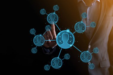 İşadamı, elinde kullanıcı adam, elinde kadın poligon tarzında bir simge tutuyor. İnternet simgeleri arayüzü önplanı. genel ağ medya kavramı