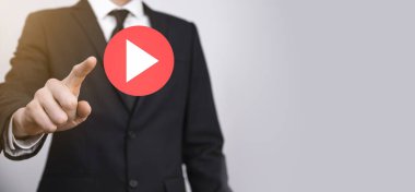 İş adamı projeleri başlatmak ya da başlatmak için oynat düğmesine basın ya da tıklayın. Video Oynat Sunumu. İş için fikir, teknoloji. Medya oynatıcı düğmesi. Simgeyi çal. Git