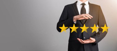 Adam akıllı telefonu elinde tutuyor ve şirket konseptini mavi zemin üzerinde yükseltmek için pozitif not, ikon beş yıldız sembolü veriyor. Müşteri hizmetleri deneyimi ve iş memnuniyeti anketi