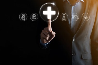 İş adamının elinde sanal ve tıbbi ağ bağlantısı simgeleri var. Covid-19 salgını insanları bilinçlendirir ve sağlık hizmetlerine dikkat çeker. Doktor, belge, ilaç, ambulans, hasta ikonu