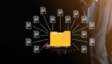 Belge Yönetim Sistemi DMS. İş adamı dizin ve belge simgesini saklar. Şirket dosyaları ve bilgilerini arşivlemek, aramak ve yönetmek için yazılımdır. İnternet Teknoloji Konsepti. Dijital Güvenlik