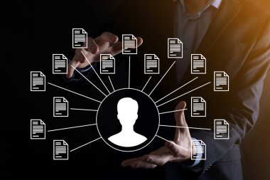 Belge Yönetim Sistemi DMS. İş adamı kullanıcı ve belge simgesini elinde tutar. Şirket dosyaları ve bilgilerini arşivlemek, aramak ve yönetmek için yazılımdır. İnternet Teknoloji Konsepti. Dijital Güvenlik