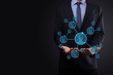 İşadamı, elinde kullanıcı adam, elinde kadın poligon tarzında bir simge tutuyor. İnternet simgeleri arayüzü önplanı. genel ağ medya kavramı