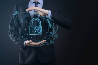 Siber güvenlik ağı. Asma kilit simgesi ve internet teknolojisi ağı. Kişisel bilgileri ve sanal arayüzü koruyan bir iş adamı. Veri koruma gizlilik kavramı. GDPR. AB. Dijital suç.