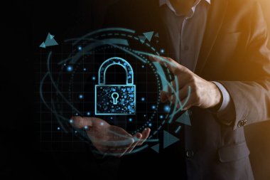 Siber güvenlik ağı. Asma kilit simgesi ve internet teknolojisi ağı. Kişisel bilgileri ve sanal arayüzü koruyan bir iş adamı. Veri koruma gizlilik kavramı. GDPR. AB. Dijital suç.