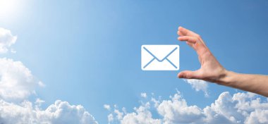 İş adamı elinde e-posta simgesi ile bizimle iletişim kurar ve kişisel bilgilerinizi spam postalarından korur. Müşteri hizmetleri çağrı merkezi bizimle iletişim kurar.