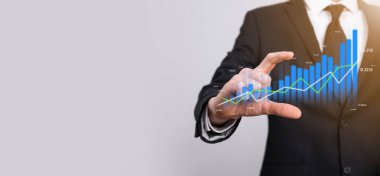 Grafik büyümesi ve işletmelerinde grafik pozitif göstergelerin artması işadamı. Yatırım konsepti. Satış verileri ve ekonomik, strateji ve planlama, Dijital pazarlama ve borsa analizi..